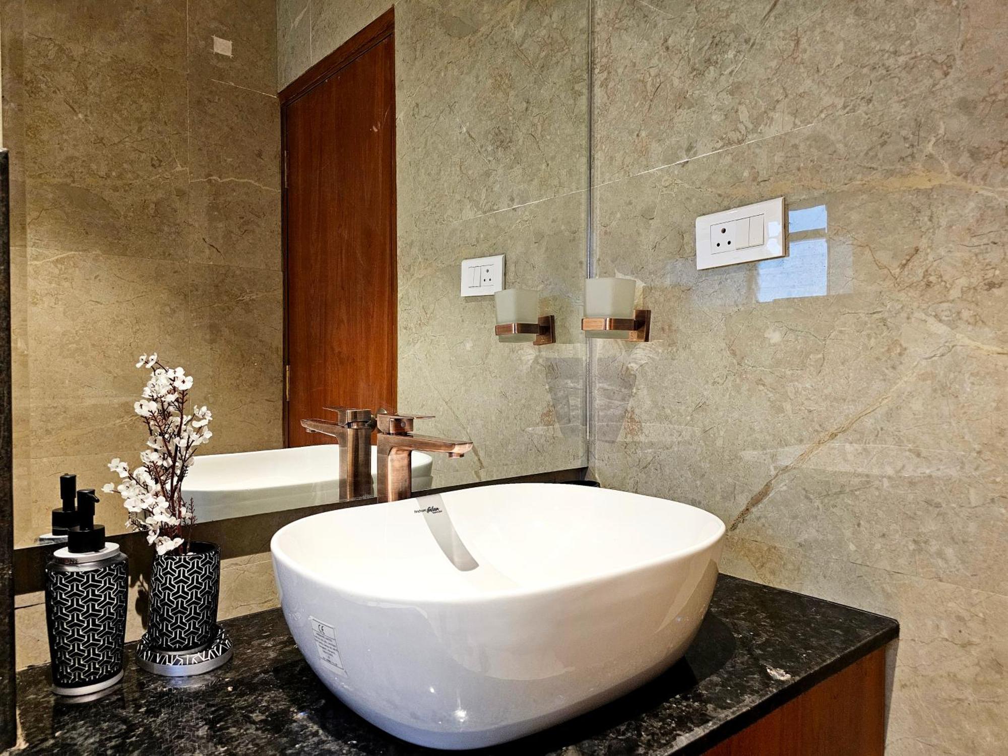 バンガロールThe Pentouz On 100 Feet Road Indiranagar - An Urban Luxury Retreatアパートメント エクステリア 写真